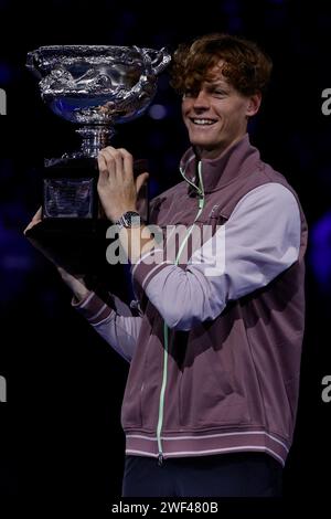 Jannik Sinner (ITA) Lève Le Trophée Après Avoir Remporté Son Match De ...