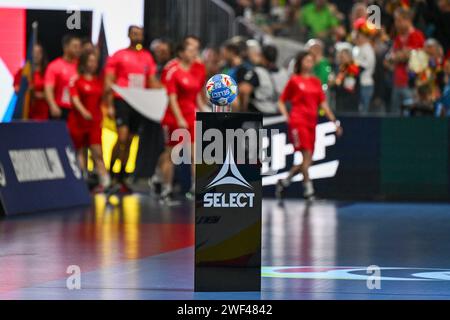 Cologne, Allemagne. 28 janvier 2024. Ballon officiel du match EHF Euro 2024 de Menâ&#x80;&#x99;s entre la Suède et l'Allemagne au Lanxess Arena, Cologne, Allemagne crédit : Agence de photo indépendante/Alamy Live News Banque D'Images