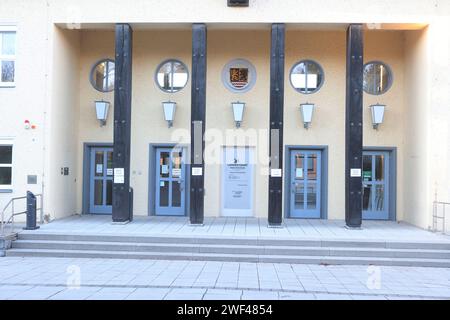 Schleiz, Allemagne. 28 janvier 2024. Le bureau de l'administration du district de Saale-Orla. Un nouvel administrateur de district sera élu dans ce district dimanche après un deuxième tour de scrutin. L’AfD a la chance de devenir le deuxième administrateur de district en Allemagne après les élections à Sonneberg. Crédit : Bodo Schackow/dpa/Alamy Live News Banque D'Images