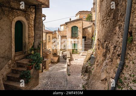 Le centre historique du beau village de Pesche, dans la province d'Isernia, Molise, Italie. Banque D'Images