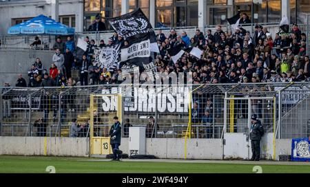 Muenchen, Deutschland. 28 janvier 2024. Die mitgereisten Anhaenger aus Sandhausen in ihrem Block. GER, TSV 1860 Muenchen gegen SV Sandhausen, Fussball, 3. Bundesliga, 23. Spieltag, saison 2023/2024, 28.01.2024. (LES RÈGLEMENTS DU DFL DFB INTERDISENT TOUTE UTILISATION DE PHOTOGRAPHIES COMME SÉQUENCES D'IMAGES ET/OU QUASI-VIDÉO). Photo : Eibner-Pressefoto/Heike Feiner crédit : dpa/Alamy Live News Banque D'Images