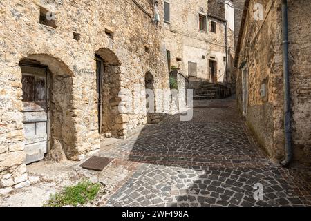 Le centre historique du beau village de Pesche, dans la province d'Isernia, Molise, Italie. Banque D'Images