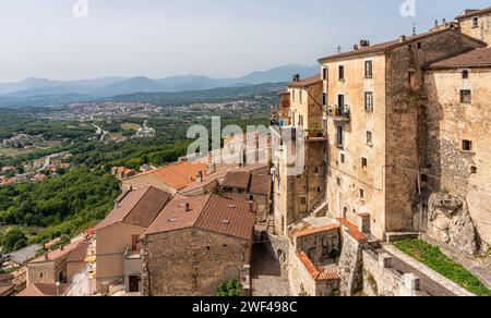 Le centre historique du beau village de Pesche, dans la province d'Isernia, Molise, Italie. Banque D'Images