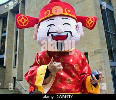 Glasgow, Écosse, Royaume-Uni. 28 janvier 2024. La promotion du gala du nouvel an chinois a vu un personnage chinois dansant heureux prendre la rue Buchanan sur la capitale du shopping et le mile de style de l'Écosse à l'ombre de la salle de concert royale. Crédit Gerard Ferry/Alamy Live News Banque D'Images