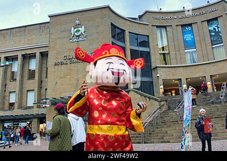 Glasgow, Écosse, Royaume-Uni. 28 janvier 2024. La promotion du gala du nouvel an chinois a vu un personnage chinois dansant heureux prendre la rue Buchanan sur la capitale du shopping et le mile de style de l'Écosse à l'ombre de la salle de concert royale. Crédit Gerard Ferry/Alamy Live News Banque D'Images