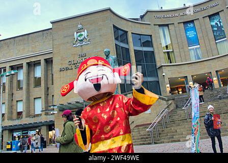 Glasgow, Écosse, Royaume-Uni. 28 janvier 2024. La promotion du gala du nouvel an chinois a vu un personnage chinois dansant heureux prendre la rue Buchanan sur la capitale du shopping et le mile de style de l'Écosse à l'ombre de la salle de concert royale. Crédit Gerard Ferry/Alamy Live News Banque D'Images