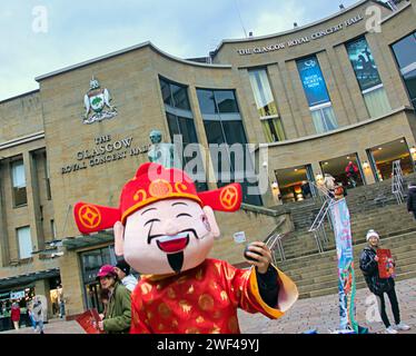 Glasgow, Écosse, Royaume-Uni. 28 janvier 2024. La promotion du gala du nouvel an chinois a vu un personnage chinois dansant heureux prendre la rue Buchanan sur la capitale du shopping et le mile de style de l'Écosse à l'ombre de la salle de concert royale. Crédit Gerard Ferry/Alamy Live News Banque D'Images