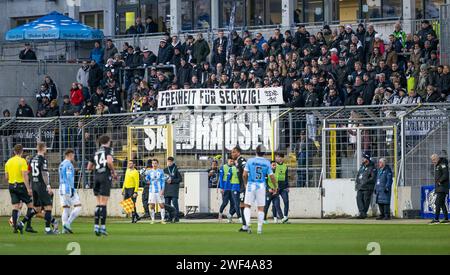 Muenchen, Deutschland. 28 janvier 2024. Transparent der Szene 1916 im Gaestblock mit der Aufschrift : Freiheit fuer Sechzig. GER, TSV 1860 Muenchen gegen SV Sandhausen, Fussball, 3. Bundesliga, 23. Spieltag, saison 2023/2024, 28.01.2024. (LES RÈGLEMENTS DU DFL DFB INTERDISENT TOUTE UTILISATION DE PHOTOGRAPHIES COMME SÉQUENCES D'IMAGES ET/OU QUASI-VIDÉO). Photo : Eibner-Pressefoto/Heike Feiner crédit : dpa/Alamy Live News Banque D'Images