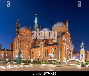 Padoue, Italie à la Basilique Saint Antoine de Padoue la nuit. Banque D'Images