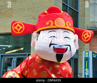 Glasgow, Écosse, Royaume-Uni. 28 janvier 2024. La promotion du gala du nouvel an chinois a vu un personnage chinois dansant heureux prendre la rue Buchanan sur la capitale du shopping et le mile de style de l'Écosse à l'ombre de la salle de concert royale. Crédit Gerard Ferry/Alamy Live News Banque D'Images
