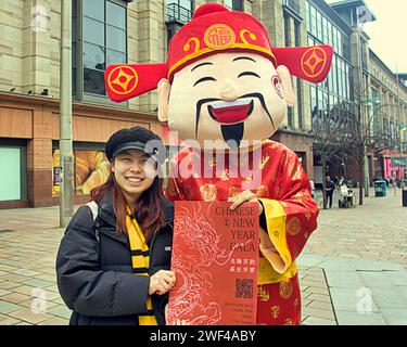 Glasgow, Écosse, Royaume-Uni. 28 janvier 2024. La promotion du gala du nouvel an chinois a vu un personnage chinois dansant heureux prendre la rue Buchanan sur la capitale du shopping et le mile de style de l'Écosse à l'ombre de la salle de concert royale. Crédit Gerard Ferry/Alamy Live News Banque D'Images