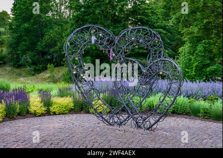 Smiltene, Lettonie - 25 juin 2022 : deux coeurs de fer - une sculpture pour jeunes mariés dans le vieux parc de Smiltene. Banque D'Images