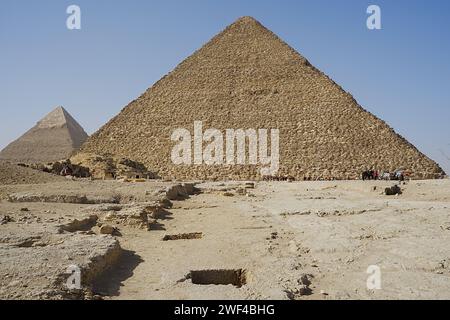 Pyramides de Cheops et Chephren dans la ville africaine de Gizeh près du Caire en Egypte, ciel bleu clair en 2024 chaude journée d'hiver ensoleillée le janvier. Banque D'Images
