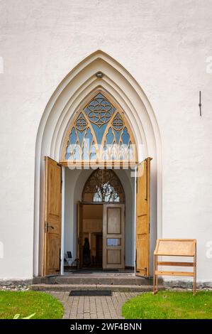 Entrée de l'église gothique de près. Ouvrez la porte de l'église. Église luthérienne de Smiltene dans la journée ensoleillée d'été, Lettonie. Banque D'Images