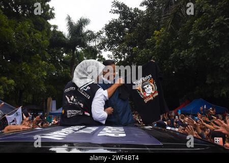 Bandung, Indonésie. 28 janvier 2024. Le candidat présidentiel indonésien numéro un Anies Baswedan montre un t-shirt avec une photo de lui-même qui lui a été donnée par ses partisans lors d'une grande campagne à Tegalega Square, Bandung, Java Ouest, Indonésie, le 28 2024 janvier. la grande campagne menée par les candidats indonésiens à la présidence et à la vice-présidence a été menée pour faire face aux élections indonésiennes qui auront lieu le 14 2024 février. (Photo Dimas Rachmatsyah/Sipa USA) crédit : SIPA USA/Alamy Live News Banque D'Images