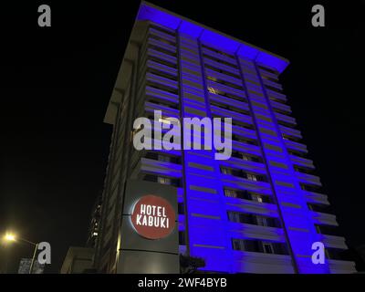 États-Unis. 23 octobre 2023. Vue extérieure de nuit de l'Hôtel Kabuki avec lumières bleues illuminées, San Francisco, Californie, 23 octobre 2023. (Photo Smith Collection/Gado/Sipa USA) crédit : SIPA USA/Alamy Live News Banque D'Images