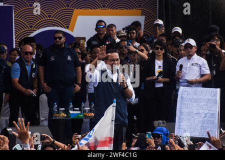 Bandung, Indonésie. 28 janvier 2024. Le candidat présidentiel indonésien numéro un, Anies Baswedan, parle avec ses partisans lors d'une grande campagne sur la place Tegalega, Bandung, Java Ouest, Indonésie, le 28 2024 janvier. La grande campagne menée par les candidats indonésiens à la présidence et à la vice-présidence a été menée pour faire face aux élections indonésiennes qui auront lieu le 14 2024 février. (Photo Dimas Rachmatsyah/Sipa USA) crédit : SIPA USA/Alamy Live News Banque D'Images