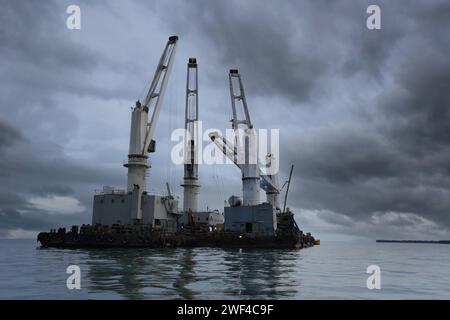 Des grues marines sont utilisées pour charger et décharger des cargaisons sur des navires, le centre de transport et de distribution de Koh Sichang en Thaïlande. Banque D'Images