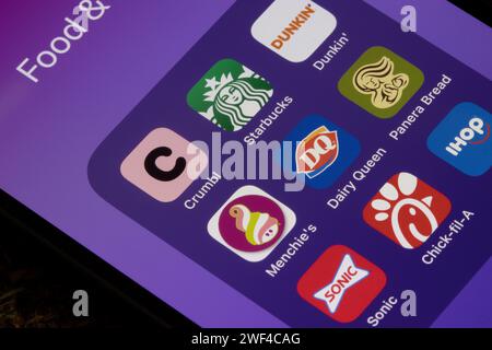 Un iPhone affiche un assortiment d'applications alimentaires et de boissons, notamment Crumbl, Starbucks, Dunkin', Menchie's, Dairy Queen, Panera Bread, Sonic, Chick-fil-A ... Banque D'Images