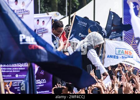 Bandung, Indonésie. 28 janvier 2024. Le candidat présidentiel indonésien numéro un Anies Baswedan et son épouse saluent leurs partisans lors d'une grande campagne sur la place Tegalega, Bandung, Java Ouest, Indonésie, le 28 2024 janvier. La grande campagne menée par les candidats indonésiens à la présidence et à la vice-présidence a été menée pour faire face aux élections indonésiennes qui auront lieu le 14 2024 février. (Photo Dimas Rachmatsyah/Sipa USA) crédit : SIPA USA/Alamy Live News Banque D'Images