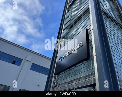 États-Unis. 17 août 2023. Vue extérieure d'un immeuble de bureaux Prologis avec signalisation d'entreprise, face à un ciel bleu avec nuages, San Francisco, Californie, 17 août 2023. (Photo Smith Collection/Gado/Sipa USA) crédit : SIPA USA/Alamy Live News Banque D'Images