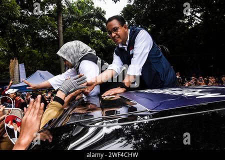 Bandung, Indonésie. 28 janvier 2024. Le candidat présidentiel indonésien numéro un Anies Baswedan serre la main de ses partisans depuis une voiture lors d'une grande campagne sur la place Tegalega, Bandung, Java Ouest, Indonésie, le 28 janvier, 2024. la grande campagne menée par les candidats indonésiens à la présidence et à la vice-présidence a été menée pour faire face aux élections indonésiennes qui auront lieu le 14 2024 février. (Photo Dimas Rachmatsyah/Sipa USA) crédit : SIPA USA/Alamy Live News Banque D'Images