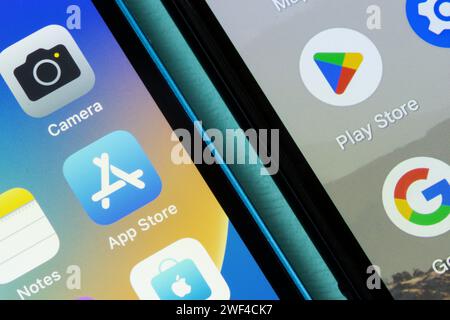 Les icônes Apple App Store et Google Play Store apparaissent respectivement sur un iPhone et un smartphone Google Pixel. Apple App Store vs Google Play Store. Banque D'Images