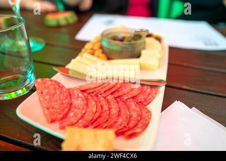 ÉTATS-UNIS. 09 juillet 2023. Plateau de fromage et de charcuterie à la cave de Santa Rosa, Californie, le 9 juillet 2023. (Photo Smith Collection/Gado/Sipa USA) crédit : SIPA USA/Alamy Live News Banque D'Images