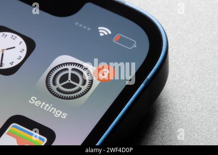 Gros plan sur l'icône de l'application Paramètres iOS avec un badge de notification visible sur un iPhone. Banque D'Images