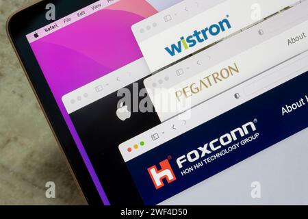 Les logos d'Apple et de ses trois principaux fournisseurs taïwanais - Foxconn, Pegatron et Wistron - sont visibles respectivement sur leurs sites Web sur un ordinateur MacBook. Banque D'Images