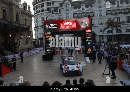 Monaco, France. 28 janvier 2024. © PHOTOPQR/NICE MATIN/Jean François Ottonello ; Monaco ; 28/01/2024 ; arrivée du Rallye de Monte-Carlo 2024, place du Casino de Monte-Carlo - ambiance Monaco 28 janvier 2024 Monte Carlo Rally arrivée crédit : MAXPPP/Alamy Live News Banque D'Images