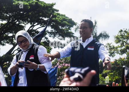 Bandung, Indonésie. 28 janvier 2024. Le candidat présidentiel indonésien numéro un Anies Baswedan et son épouse saluent leurs partisans lors d'une grande campagne sur la place Tegalega, Bandung, Java Ouest, Indonésie, le 28 2024 janvier. La grande campagne menée par les candidats indonésiens à la présidence et à la vice-présidence a été menée pour faire face aux élections indonésiennes qui auront lieu le 14 2024 février. (Photo Dimas Rachmatsyah/Sipa USA) crédit : SIPA USA/Alamy Live News Banque D'Images