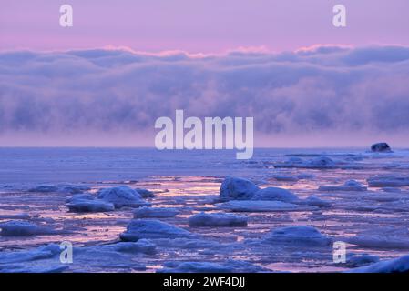 Paysage marin hivernal gelé avec fumée de mer au loin à Helsinki, Finlande. Banque D'Images