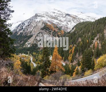 Route sinueuse panoramique au col de Maloja en Suisse en automne Banque D'Images