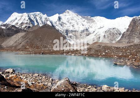 Belle vue panoramique sur le mont Cho Oyu et le lac dans le camp de base de Cho Oyu, parc national Sagarmatha, vallée de Gokyo, vallée de Khumbu, Népal Himalaya mounta Banque D'Images