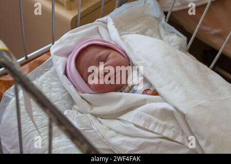1 jour de naissance du nouveau-né dans une maternité Banque D'Images