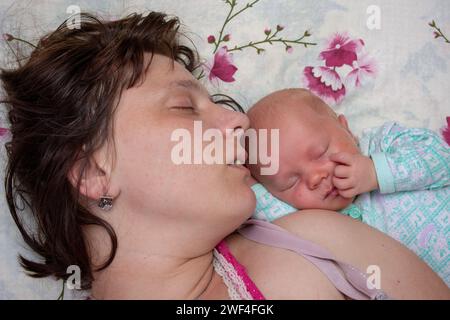 dormir sur le lit mère avec bébé, dormir doucement Banque D'Images