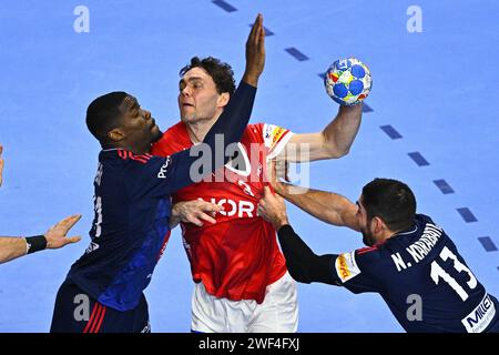 Cologne, Allemagne. 28 janvier 2024. Handball : Championnat d'Europe, France - Danemark, finale, finale, finale dans la Lanxess Arena, le Danois Niclas Kirkelökke en action contre les Français Dylan Nahi (l) et Nikola Karabatic. Crédit : Tom Weller/dpa/Alamy Live News Banque D'Images