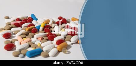 Gros plan, pilules éparpillées sur la table. Beaucoup de pilules de différentes couleurs et formes. Antipyrétiques, analgésiques et antibiotiques. Fond avec copie spa Banque D'Images