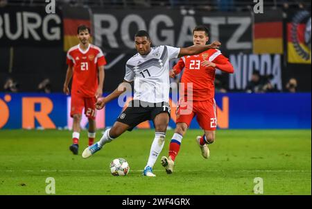 Leipzig, Allemagne – 15 novembre 2018. Le centre-back de l'équipe nationale allemande de football Jonathan Tah et l'attaquant russe Dmitry Poloz lors du vendredi international Banque D'Images