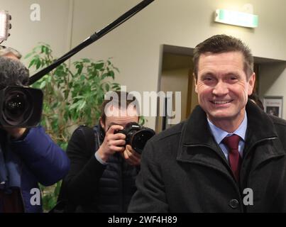 Schleiz, Allemagne. 28 janvier 2024. Uwe Thrum, candidat de l'AfD au second tour pour l'élection du conseil de district dans le district de Saale-Orla, sourit dans le bureau de l'administration du district et attend que les résultats soient annoncés. Au premier tour de scrutin le 14 janvier, il a reçu le plus de voix avec 45,7%. L’AfD a la chance de devenir le deuxième administrateur de district en Allemagne après les élections à Sonneberg. Crédit : Bodo Schackow/dpa/Alamy Live News Banque D'Images