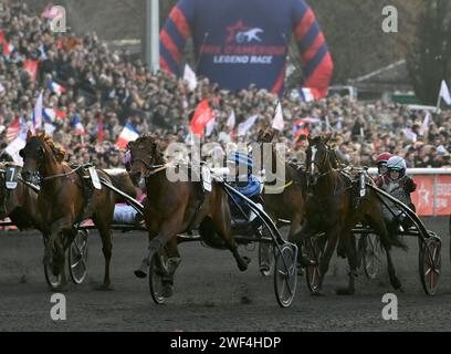 Paris, France. 28 janvier 2024. © PHOTOPQR/Ouest FRANCE/Stéphane Geufroi ; Paris ; 28/01/2024 ; la course sacré le meilleur tracteur du monde, le prix d'Amérique Legend Race se déroulle ce dimanche 28 janvier sur l'hippodrome de Vincennes . Clement Duvaldestin et IDAO de Tillard (12) rapporte le prix d'amérique Paris, France, 28 janv. 2024 couronnant le meilleur trotteur du monde, le Prix d'Amérique Legend Race se déroule ce dimanche 28 janvier à l'hippodrome de Vincennes. Crédit : MAXPPP/Alamy Live News Banque D'Images