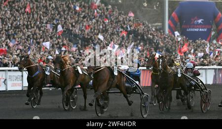 Paris, France. 28 janvier 2024. © PHOTOPQR/Ouest FRANCE/Stéphane Geufroi ; Paris ; 28/01/2024 ; la course sacré le meilleur tracteur du monde, le prix d'Amérique Legend Race se déroulle ce dimanche 28 janvier sur l'hippodrome de Vincennes . Clement Duvaldestin et IDAO de Tillard (12) rapporte le prix d'amérique Paris, France, 28 janv. 2024 couronnant le meilleur trotteur du monde, le Prix d'Amérique Legend Race se déroule ce dimanche 28 janvier à l'hippodrome de Vincennes. Crédit : MAXPPP/Alamy Live News Banque D'Images