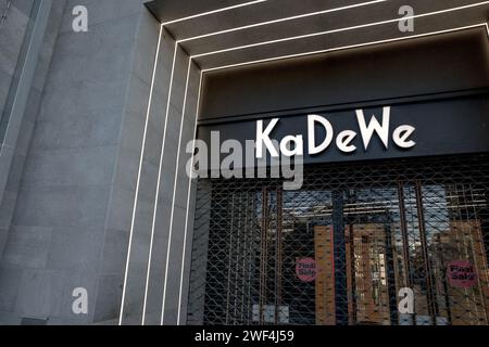 Berlin, Allemagne. 28 janvier 2024. Le 28 janvier 2024, l'emblématique Kaufhaus des Westens (KaDeWe), qui fait partie du groupe Signa, est au bord de l'insolvabilité, jetant une ombre sur l'un des monuments les plus renommés de Berlin. Les médias allemands ont rapporté que les préparatifs pour un dépôt de plainte pour le groupe KaDeWe sont en cours. Ce développement a envoyé des ondulations à travers le paysage commercial et culturel de Berlin. La situation actuelle reflète les défis plus larges auxquels est confronté le commerce de détail traditionnel à l'ère du commerce électronique et de l'évolution des habitudes des consommateurs. KaDeWe, avec ses plus de 100 ans d'histoire marke Banque D'Images