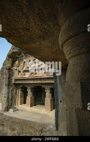 Ellora, Inde - 22 janvier 2024 : les grottes d'Ellora sont un complexe de grottes taillées dans la roche situé dans le district d'Aurangabad de Maharashtra, en Inde. Banque D'Images