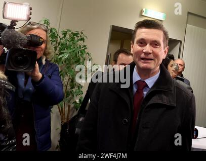 Schleiz, Allemagne. 28 janvier 2024. Uwe Thrum, candidat de l'AfD au second tour pour l'élection du conseil de district dans le district de Saale-Orla, sourit dans le bureau de l'administration du district et attend que les résultats soient annoncés. Au premier tour de scrutin le 14 janvier, il a reçu le plus de voix avec 45,7%. L'AfD a la chance de devenir le deuxième administrateur de district en Allemagne après l'élection de l'administrateur de district dans le district de Saale-Orla. Crédit : Bodo Schackow/dpa/Alamy Live News Banque D'Images