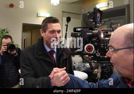 Schleiz, Allemagne. 28 janvier 2024. Uwe Thrum (M), candidat de l'AfD au second tour pour l'élection du conseil de district dans le district de Saale-Orla, sourit dans le bureau de l'administration du district et est accueilli à l'annonce des résultats. Au premier tour de scrutin le 14 janvier, il a reçu le plus de voix avec 45,7%. L’AfD a la chance de devenir le deuxième administrateur de district en Allemagne après les élections à Sonneberg. Crédit : Bodo Schackow/dpa/Alamy Live News Banque D'Images