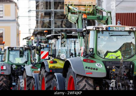 Magdeburg, Allemagne. 28 janvier 2024 : grève du syndicat des agriculteurs contre la politique du gouvernement. Tracteurs véhicules dans la place centrale Domplatz de la ville. Crédit : Kyryl Gorlov/Alamy Live News Banque D'Images