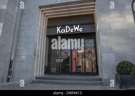 Le 28 janvier 2024, l'emblématique Kaufhaus des Westens (KaDeWe), qui fait partie du groupe Signa, est au bord de l'insolvabilité, jetant une ombre sur l'un des monuments les plus renommés de Berlin. Les médias allemands ont rapporté que les préparatifs pour un dépôt de plainte pour le groupe KaDeWe sont en cours. Ce développement a envoyé des ondulations à travers le paysage commercial et culturel de Berlin. La situation actuelle reflète les défis plus larges auxquels est confronté le commerce de détail traditionnel à l'ère du commerce électronique et de l'évolution des habitudes des consommateurs. KaDeWe, avec plus de 100 ans d'histoire marquée par de nombreux changements de propriétaire, Banque D'Images