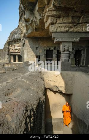 Ellora, Inde - 22 janvier 2024 : un moine bouddhiste visite le complexe des grottes d'Ellora dans le district d'Aurangabad du Maharashtra, en Inde. Banque D'Images